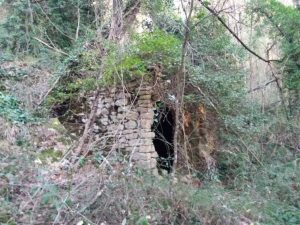 I resti dell'antico mulino alimentato dall'acqua del fosso