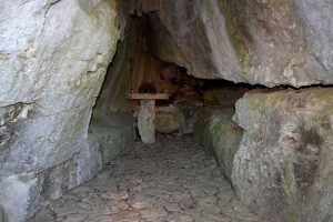 L'interno della grotta dove soggiornarono San Francesco e il Beato Pascuccio